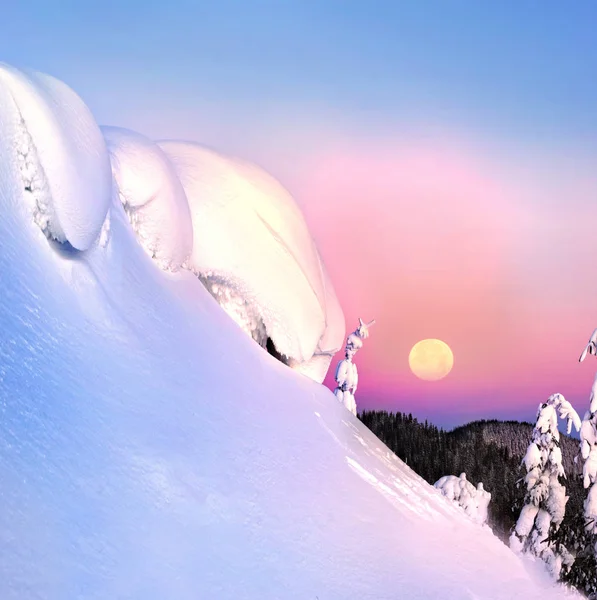 Snön cornice på toppen — Stockfoto