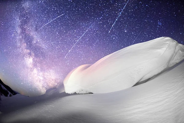 Snöig cornice på berget på natten — Stockfoto