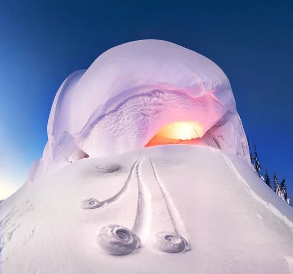 Cornisa nevada en la montaña en la lámpara de noche — Foto de Stock