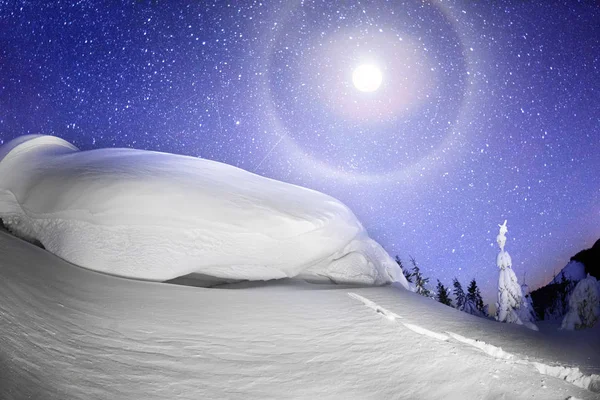 Halo e lua sobre uma cornija de neve . — Fotografia de Stock