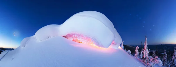 Snowy cornice on the mountain at night — 스톡 사진