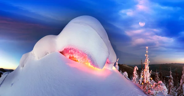 夜晚在山上的雪冠 — 图库照片