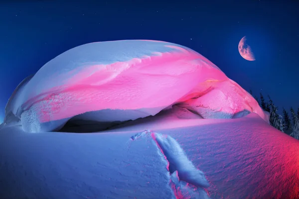 Снежный карниз на горе ночью Стоковое Изображение