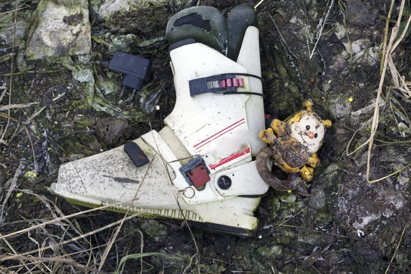 Ski boot in the trash — 스톡 사진