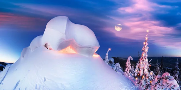 Snöig cornice på berget på natten — Stockfoto