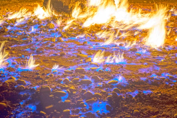 Gás natural queima a terra — Fotografia de Stock