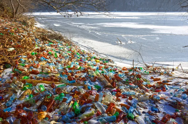 プラスチックごみ湖 — ストック写真