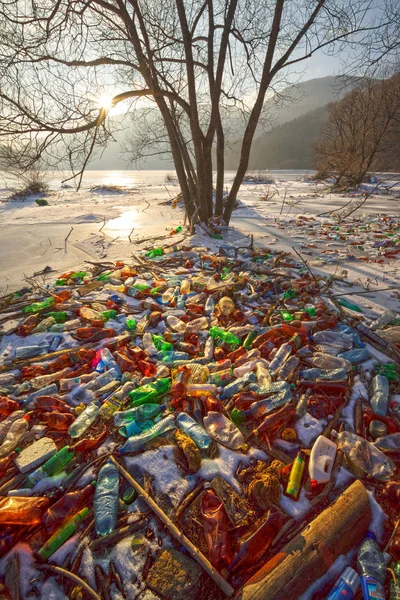 Пластикове сміття озеро — стокове фото