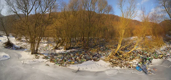 Spazzatura di plastica lago — Foto Stock