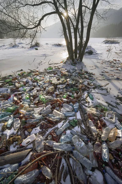 プラスチックごみ湖 — ストック写真