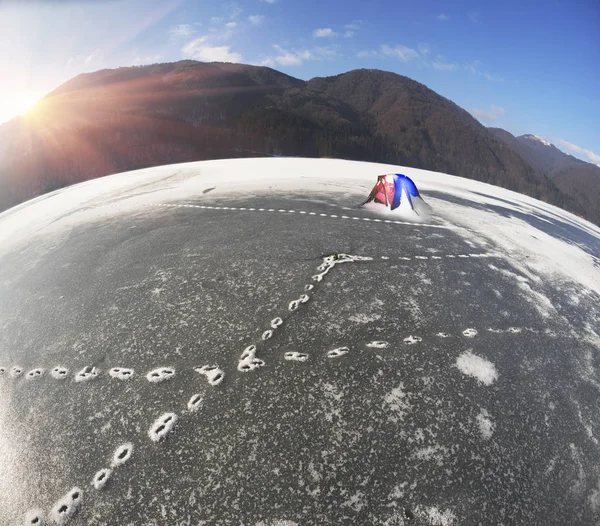 氷結したアルパイン湖冬の漁師のテント. — ストック写真