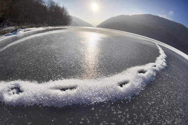 Lac alpin congelé — Photo