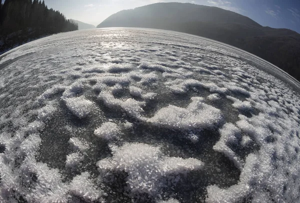 Dağ gölü dondu — Stok fotoğraf