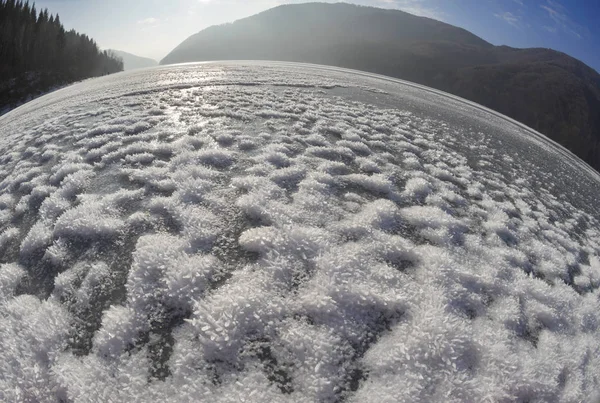 Lago alpino congelado — Fotografia de Stock