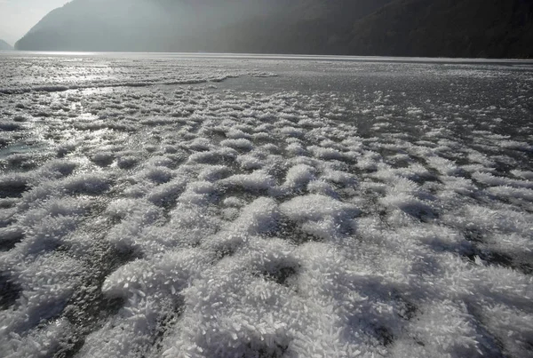 冷凍の高山湖 — ストック写真