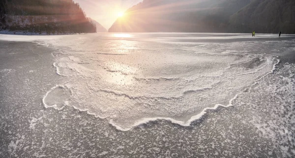Lac alpin congelé — Photo