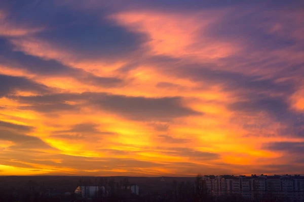 Eldig solnedgång i himlen — Stockfoto