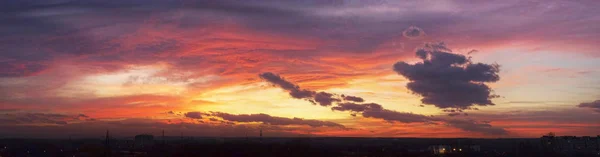 空の燃えるような夕日 — ストック写真