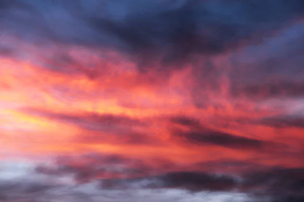 Gökyüzü Muhteşem Bir Günbatımının Ateşli Renkleriyle Parlıyor Hava Iklim Yeni — Stok fotoğraf