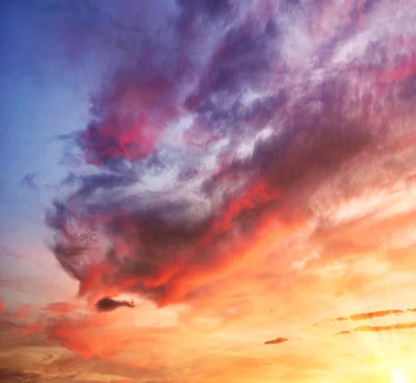 Puesta de sol ardiente en el cielo — Foto de Stock