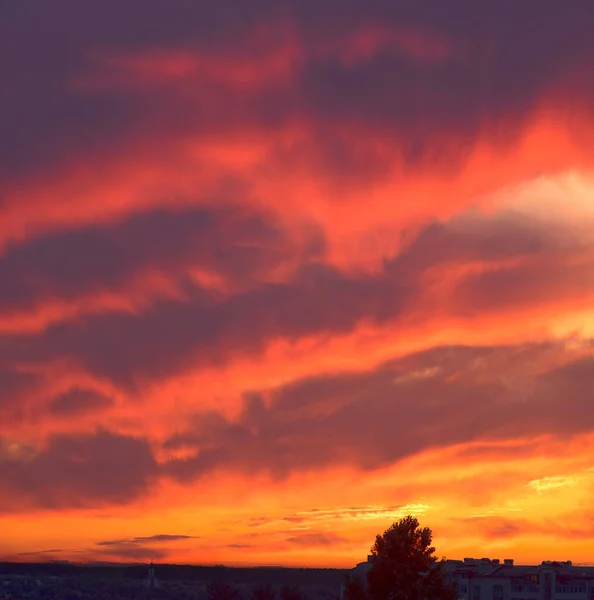 Sky Glows Fiery Colors Fabulous Sunset Weather Climate Change Rapidly — Stock Photo, Image
