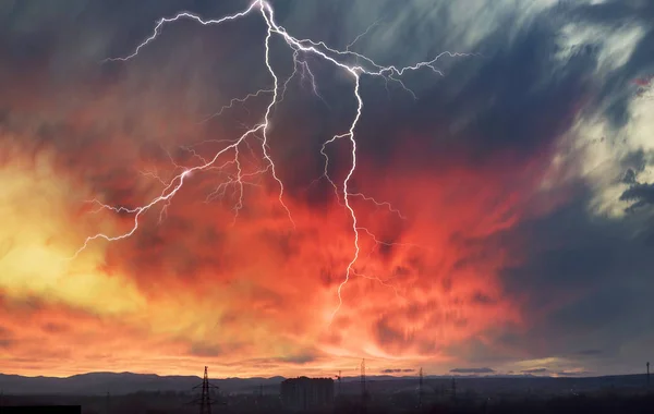 Unwetter mit Blitz und Donner — Stockfoto