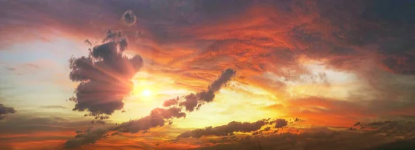 Вогненний захід сонця в небі — стокове фото