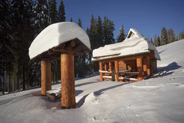 Salida del sol sobre un refugio alpino — Foto de Stock