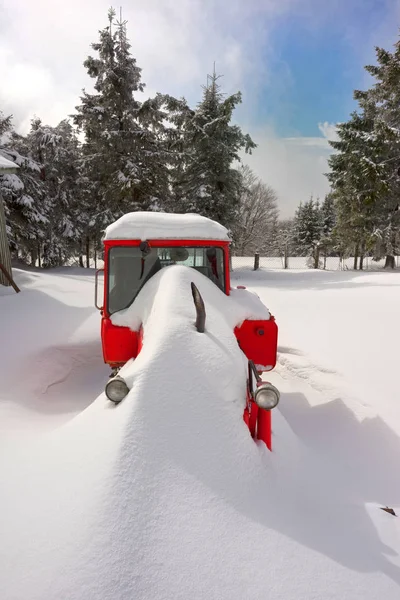 Hideg Hóvihar Felhozott Egy Öreg Vidéki Traktort Hegyekbe Arra Használják — Stock Fotó