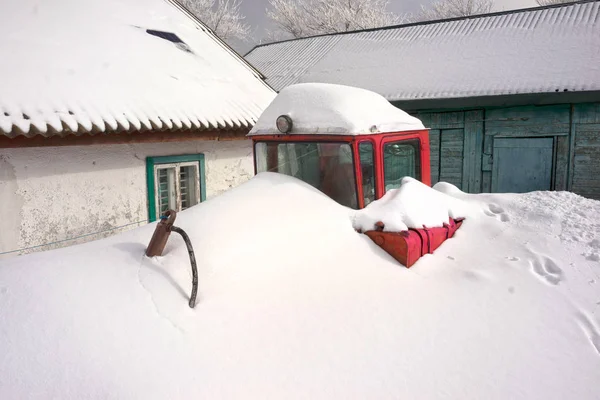 厳しい霜と吹雪が山の中に古い田舎のトラクターを高いものにした 雪切りや雪崩を克服するために用いられる — ストック写真
