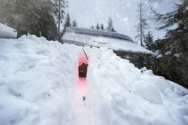 美国山中的一座雪崩山中的庇护所 阿尔卑斯山的救生员们在一座木头房子的入口处挖了个洞 游客们可以在那儿过夜 — 图库照片