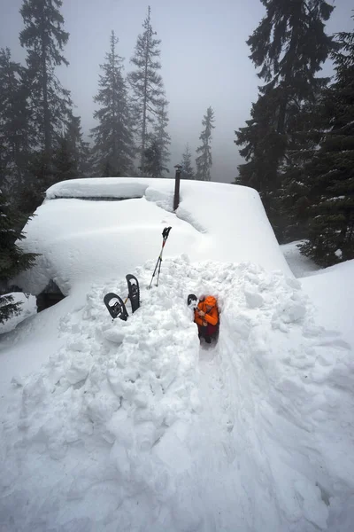 アメリカの山の雪崩の山の避難所 高山のライフガードは 観光客ができる木造の家への入り口を掘る — ストック写真