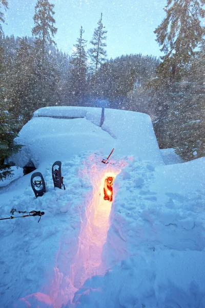 Eine Lawinenberghütte Den Amerikanischen Bergen Bergwacht Gräbt Den Eingang Einem — Stockfoto