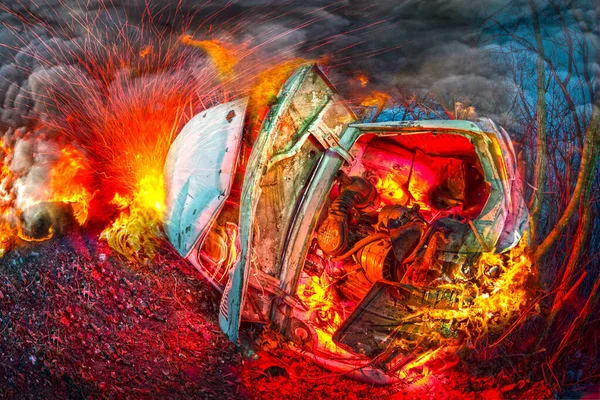 Yoldaki Korkunç Bir Araba Faciası Sıcak Bir Alev Motoru Cesedi — Stok fotoğraf