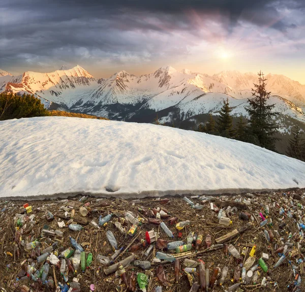 Alp Dağları Himalayalar Hakkında Bir Poster Kötü Gezginler Yerliler Doğada — Stok fotoğraf