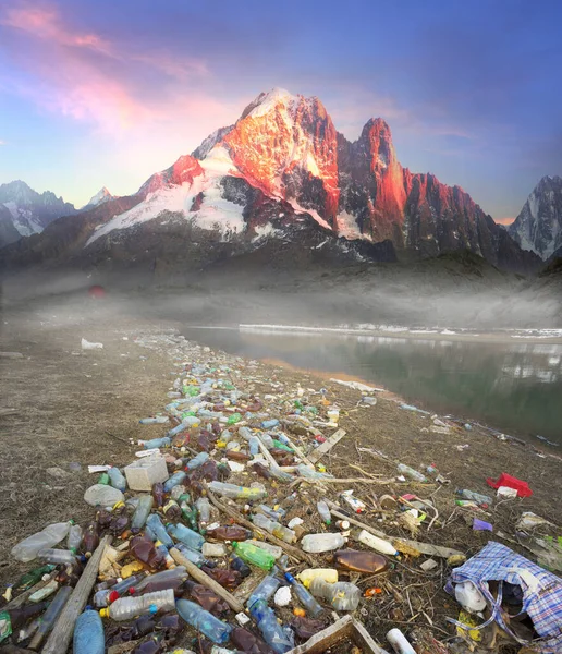 알프스 히말라야에 여행자들 주민들 자연계에서 분해되지 플라스틱 쓰레기를 버리는 — 스톡 사진