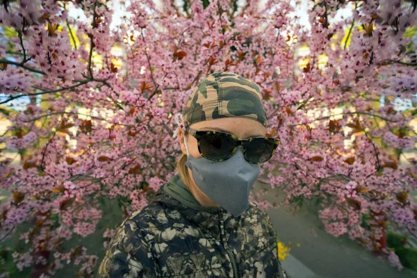 Meisje Met Een Medisch Masker Bril Buurt Van Bloemen Verse — Stockfoto