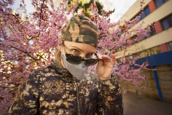 Meisje Met Een Medisch Masker Bril Buurt Van Bloemen Verse — Stockfoto