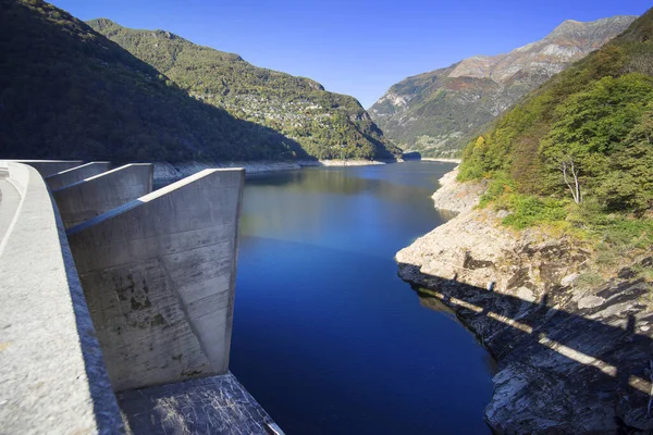 ヴェルザスカ スイスのフォゴルノ湖の水力発電所で エージェント ジェームズ ボンドに関する有名な映画が撮影されました 彼の有名なジャンプを繰り返すことができます — ストック写真