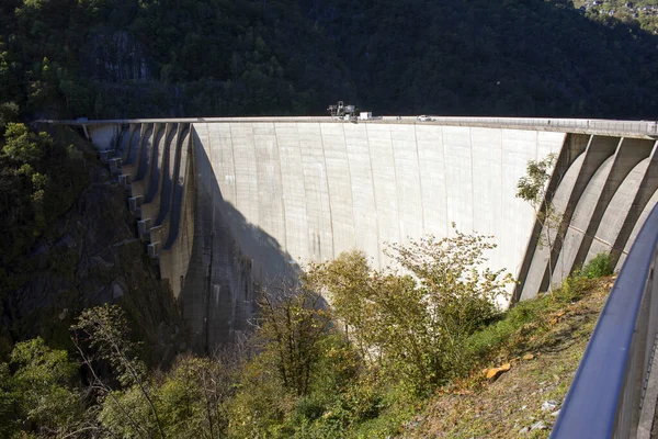 ヴェルザスカ スイスのフォゴルノ湖の水力発電所で エージェント ジェームズ ボンドに関する有名な映画が撮影されました 彼の有名なジャンプを繰り返すことができます — ストック写真