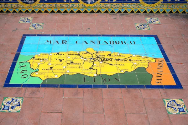 스페인 세비야의 플라자데 에스파나 지방을 대표하는 가즈보에 오비에도 세라믹 독특하고 — 스톡 사진