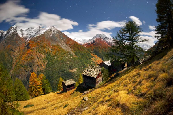 Přes Noc Alpách Blízkosti Města Zermatt Švýcarsku Horské Pastviny Pro — Stock fotografie