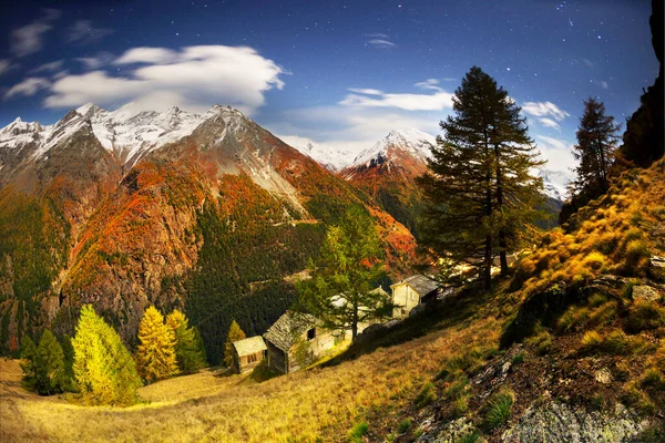 Övernattning Alperna Nära Staden Zermatt Schweiz Betesmarker För Kor Och — Stockfoto