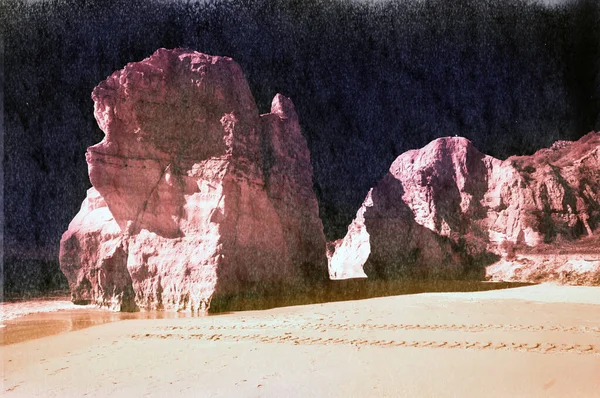 复古艺术电影照片的古老悬崖葡萄牙海滩 这个图像看起来很有创意 就像一幅画家的画 — 图库照片