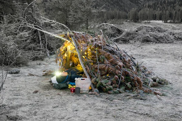 알프스에 보호구역내에서는 텐트를 오르는 금지되어 있으며 여행자들은 양치기의 오두막 매트와 — 스톡 사진