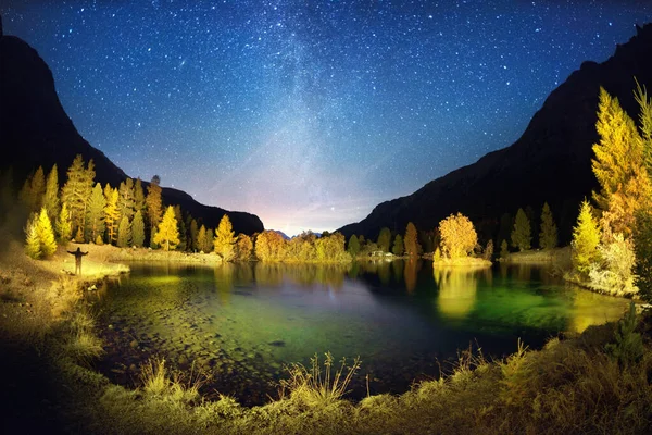 湖の谷湖Morteratch夜に ヨーロッパの山々のリゾートエリアの貯水池の澄んだ水の上に天の川銀河の星座の星 — ストック写真