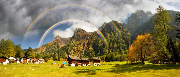 Schweizer Tal Zwischen Den Malerischen Herbstgipfeln Der Alpen Schöne Häuser — Stockfoto