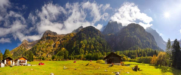 瑞士的山谷位于阿尔卑斯山迷人的秋天山峰之间 美丽的房屋 平坦的道路 营造出一种浪漫的舒适与生态的形象 — 图库照片