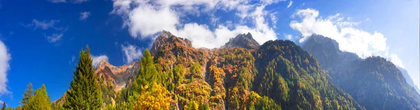 Vale Suíço Entre Pitorescos Picos Outono Dos Alpes Casas Bonitas — Fotografia de Stock