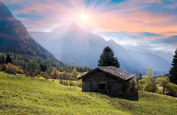 瑞士的山谷位于阿尔卑斯山迷人的秋天山峰之间 美丽的房屋 平坦的道路 营造出一种浪漫的舒适与生态的形象 — 图库照片